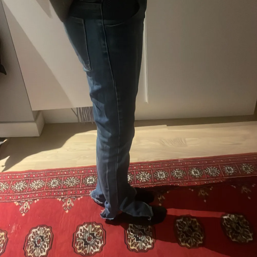 Super fina och snygga low waist jeans som jag säljer på grund av att det är för lång på mig tyvärr❤️ej använda. Jeans & Byxor.
