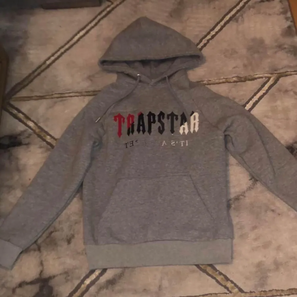 Trapstar hoodie grå aldrig använd och är i gott skyck (Priset kan tas ner privat). Hoodies.