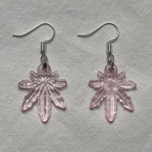 ljusrosa weed örhängen - Semi-transparenta örhängen, formade som cannabis löv ❀ Använd gärna ”köp nu” ❀ Hör av dig vid köp av flera smycken, så skapar jag en personlig annons för din beställning ❀ 