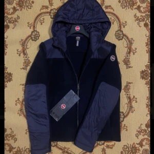 Colmar Hybridjacka (Äkthetsbevis finns) - Oanvänd Hybridjacka från Colmar🤩 Storlek 50 (M/L) och Perfekt jacka inför våren 💙Nypris: 6099kr💰