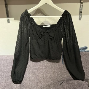 Blus - Svart blus med lite genomskinliga ärmar. Väldigt gott skick💕