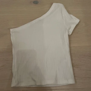 T-shirt med en arm - Den är i bra skick har aldrig använt den och den är super fin till sommaren 