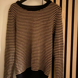 Zara tröja - Säljer denna supersnygga festtröjan från zara som int säljs längre! Ser större ut än irl