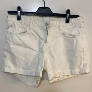 Coola välvårdade vita jeansshorts 40