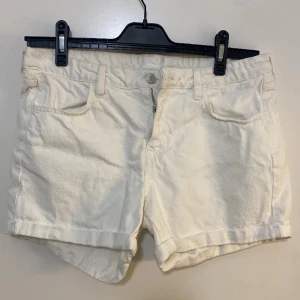 Jeans shorts vita dam 40  - Coola välvårdade vita jeansshorts 40