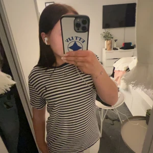 Polo Ralph lauren - Säljer denna randiga polo Ralph lauren t-shirt då jag aldrig använder den. Tror jag fått denna av min kusin och den ser inte ut att vara använd mycket🙏🏻