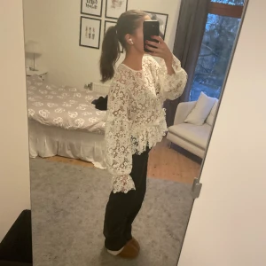 Blus i spets - Superfin spetsblus, perfekt till finare tillfällen på sommaren. Endast använd 2 gånger så i jättefint skick💓