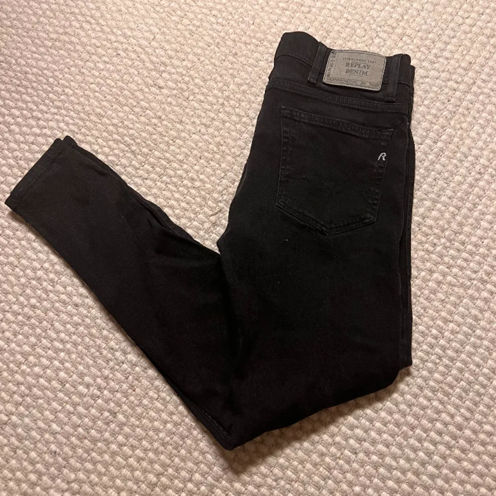 Ett par riktigt stilrena replay jeans i modellen Jondrill . Jeans & Byxor.