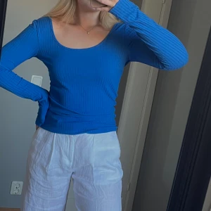 Långärmad topp - Blå långärmad topp med djup rygg från NA-KD 💜 säljer då den inte kommer till användning ✨ bra skick