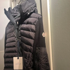 Moncler cardigan - Storlek L men passar M och till och med S 