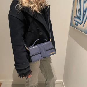 Kappa - En jättefin mörkblå kappa från Design By Si! Använd enbart en höst och är i fint skick. Säljs pågrund av att den inte kommer till användning. Köparen står för frakt.