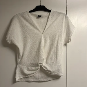 Blus  - Säljer en fin blus med knutdetalj från Gina tricot då den tyvärr är för liten för mig🫶🏻