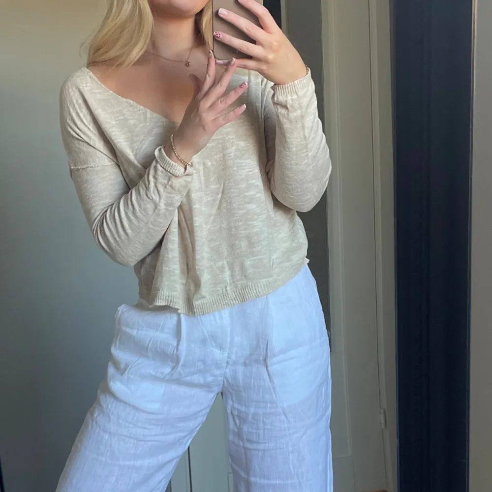 Beige stickad tunn tröja från pull&bear 🥰 tunnare tröja perfekt nu till våren och sommaren 🥰 vafan är i bra skick utan defekter . Tröjor & Koftor.