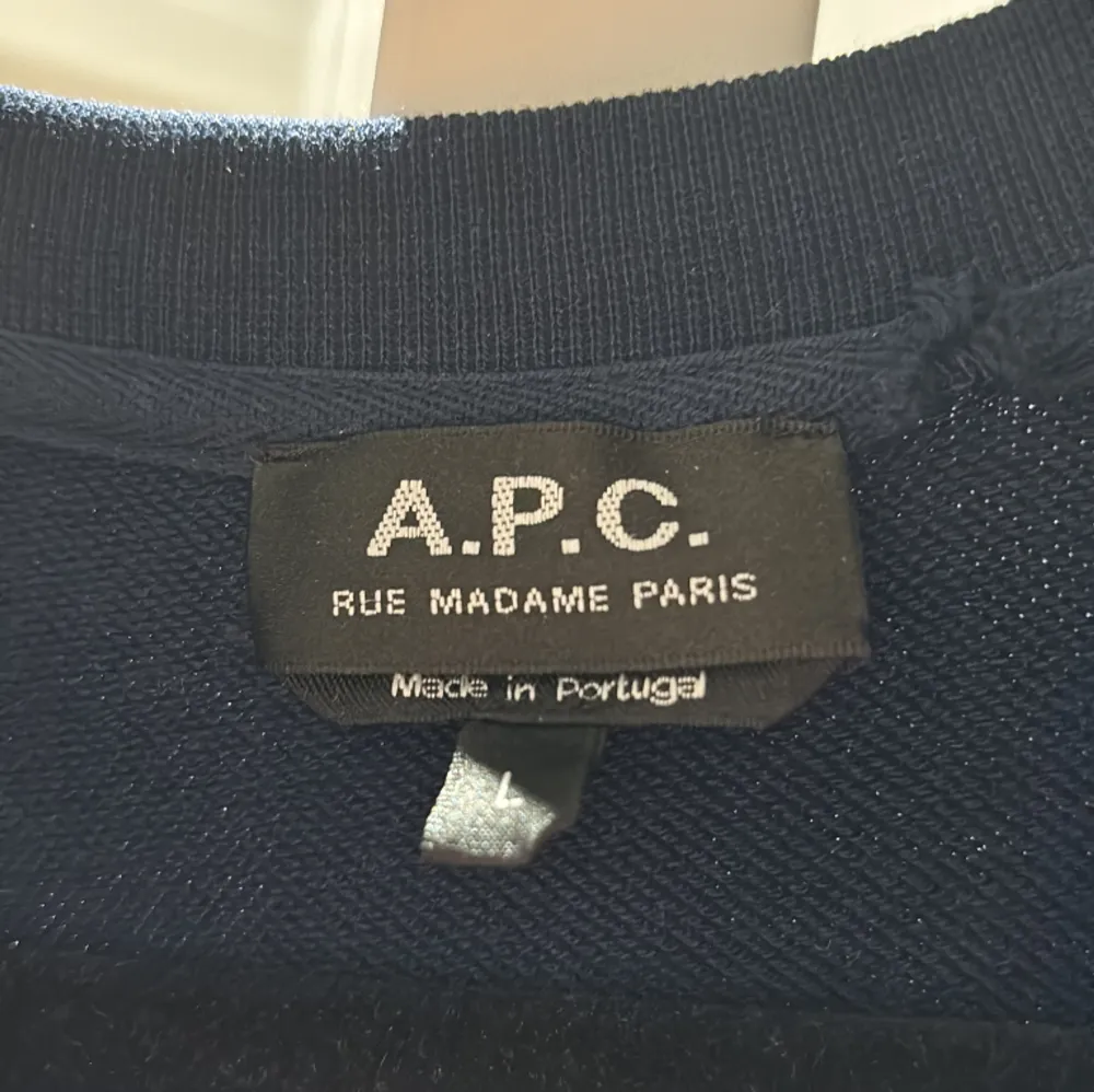 Säljer min APC tröja storlek M då den blivit förliten. Köpt på paul and Friends för 2200 kr. Tröjor & Koftor.