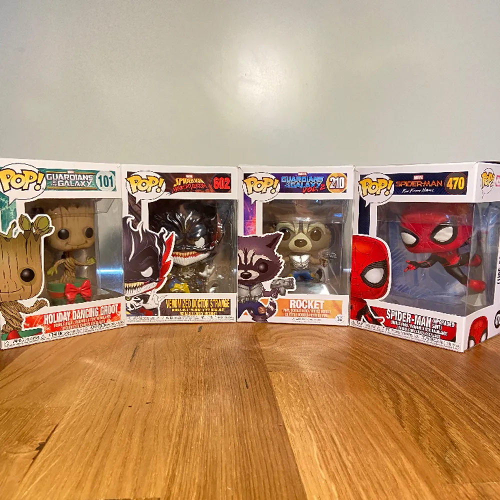 Marvel Funko Pops: Spiderman, Rocket, Groot Christmas Edition och Venomized Doctor Strange ingår som på bild. Sälja till hälften av ordinariepris.. Övrigt.