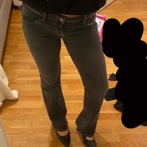 Low waist Jeans - INTRESSEKOLL på dessa Low waist jeans i svart/grå färg, helt oanvända med prislapp kvar! 
