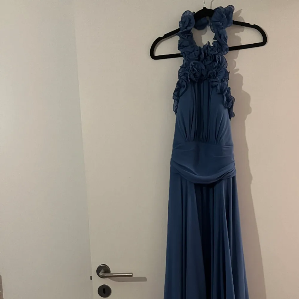 Andvänd på ett bröllop utomlands. Jättefin blå klänning ifrån LY COUTURE. Klänningar.