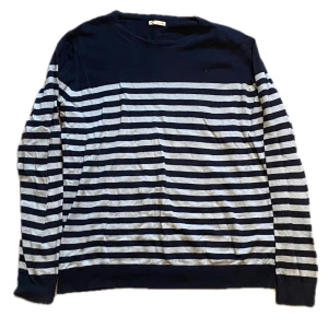 TRÖJA - En randing fin tröja från Cubus, köpte själv på secondhand så är osäker på pris så buda de ni kan tänka er att betala! Strl xL men sitter som M💕