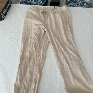Linne byxor från Jack and Jones  - Helt nya linnebyxor aldrig använda pris lapp och tag kvar  Storlek M