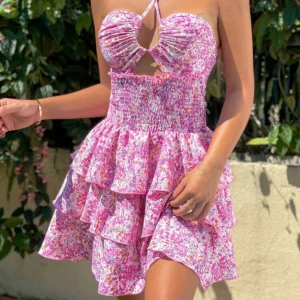 Blommig sommarklänning med volanger - Säljer denna supersöta blommiga klänning från Shein. Nypris 199kr, aldrig använd, endast testad