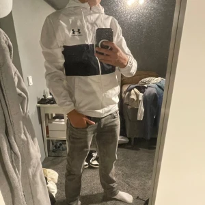 Under armour vind jacka - Snygg vind Jack från under armour som jag använt några gånger, obs fläckarna på sista bilden, men det syns inte under användning 