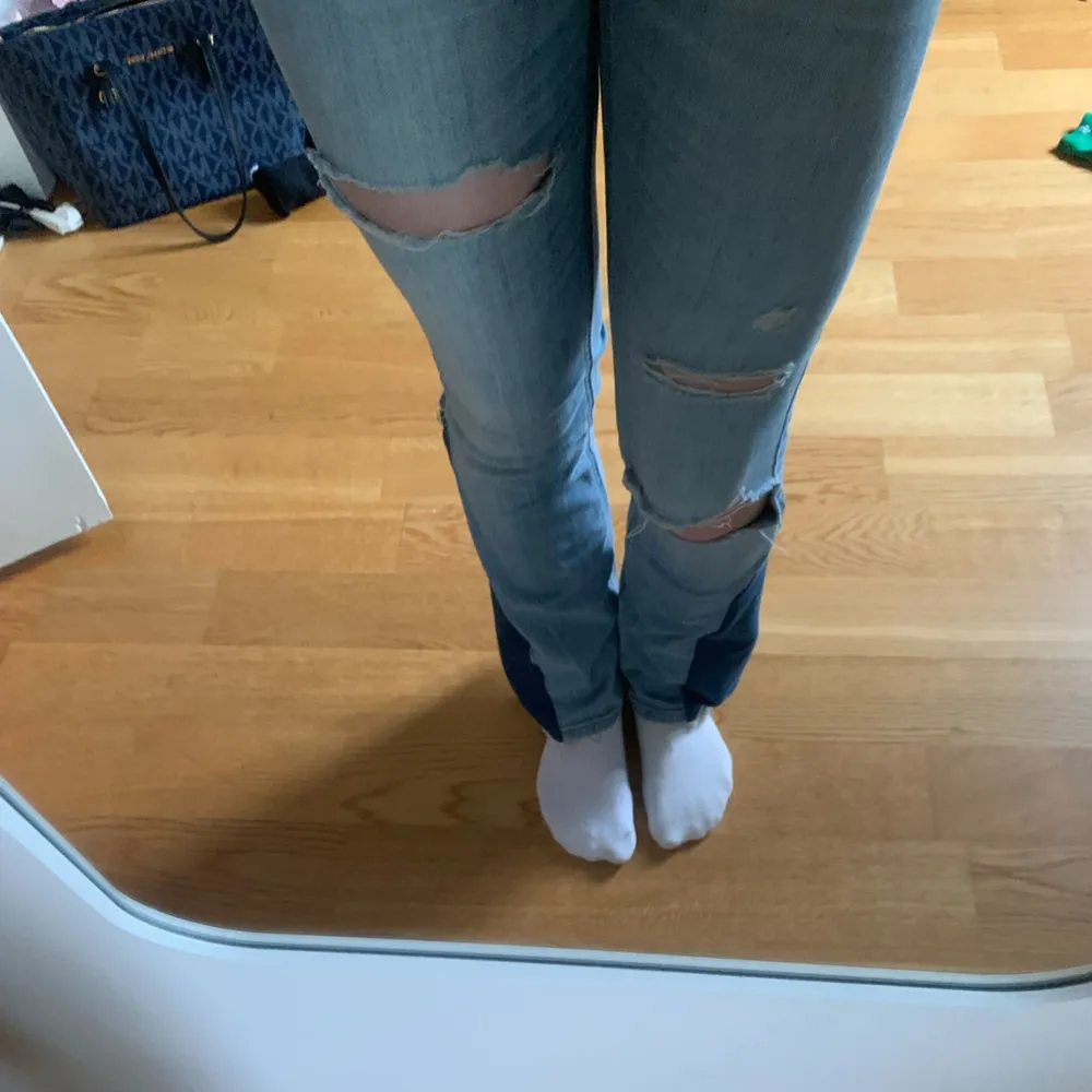 Ljusblå hollister jeans. Jeansen är ripped och modellen är flaire. Dom är lågmidjade. Skriv om ni vill ha mer bilder!! 💗💗💗. Jeans & Byxor.