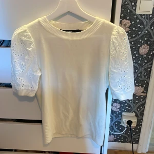 Puffärm tröja - Puffärm tröja i vit färg med fina mönster på puffärmarna! 