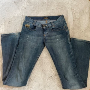 Lågmidjade killah jeans - Jättesnygga låidjade jeans!! Som jag köpt från Vinted💕Säljer pga att de är för kort för mig som är 166. De har en defekt längs ner på ett av benen. Rakt över 34 innerben 72