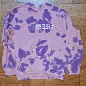 Thirty Seconds To Mars Merch - Officiell merch från Thirty Seconds To Mars, köpt på Annexet, Stockholm 2018. Rosa/lila crewneck med logga fram. Använd i fint skick.