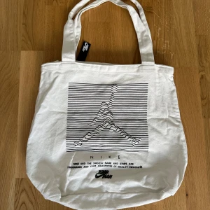 Nike tote bag - Beige/vit tote bag med ficka och dragkedja från Nike. Hör av dig vid fler frågor! :)