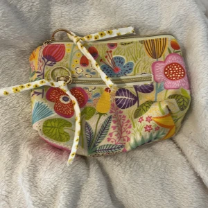 Necessär  - Säljer denna söta necessär, då den inte kommer till användning💕 Knappt använd köpt på Åhléns för typ ett år sen🧁