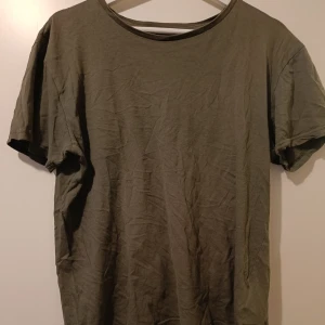 Mörkgrön t-shirt  - Säljer denna då den inte passar. Inte använd många gånger.  Märke: Lager 157  Storlek: M