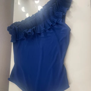 Oanvänd body med volanger - Oanvänd, storlek xs