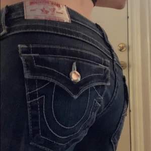 true religion jeans med rhinestones - super fina true religion jeans med rhinestone knappar💖köpta här men dom va lite för korta på mig. jag är 168. jeansen är i bra skick. byxans modell är low waist med flare💗innerbensmått: 77cm midjemåttet rakt över 39 cm 