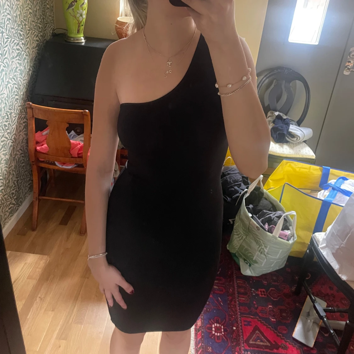 One shoulder klänning