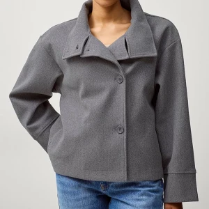 gina tricot jacka  - Kort superfin kappa från gina tricot perfekt till våren och hösten🩷superfint skick, köpt förra året för 599 kr. skriv vid frågor