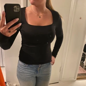 Svart tröja - Svart basic tröja från hm!! Kommer aldrig till användning länge! 