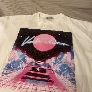 Valentino T-shirt - Säljer min feta Valentino T-shirt som jag fick i present för några år sedan. Den är väldigt sparsamt använd så det finns varken hål eller fläckar! Den är size M oversize!