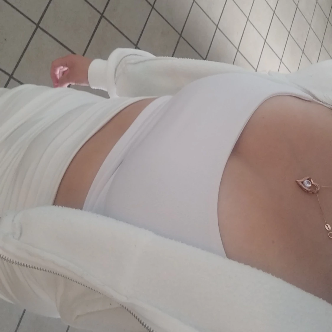 Vit topp med vit kort kjol - 90