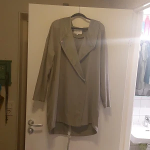 Ny jacka Vila - Helt ny, Jacka med luva, storlek Large,  pris 200kr