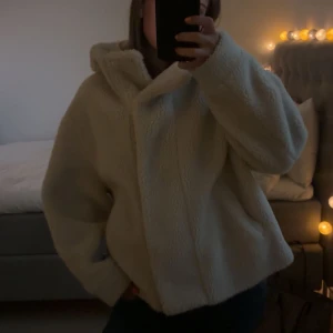 Teddyjacka  - Säljer denna underbara teddyjackan perfekt till vintern!!🥰🥰🥰❤️❤️❤️