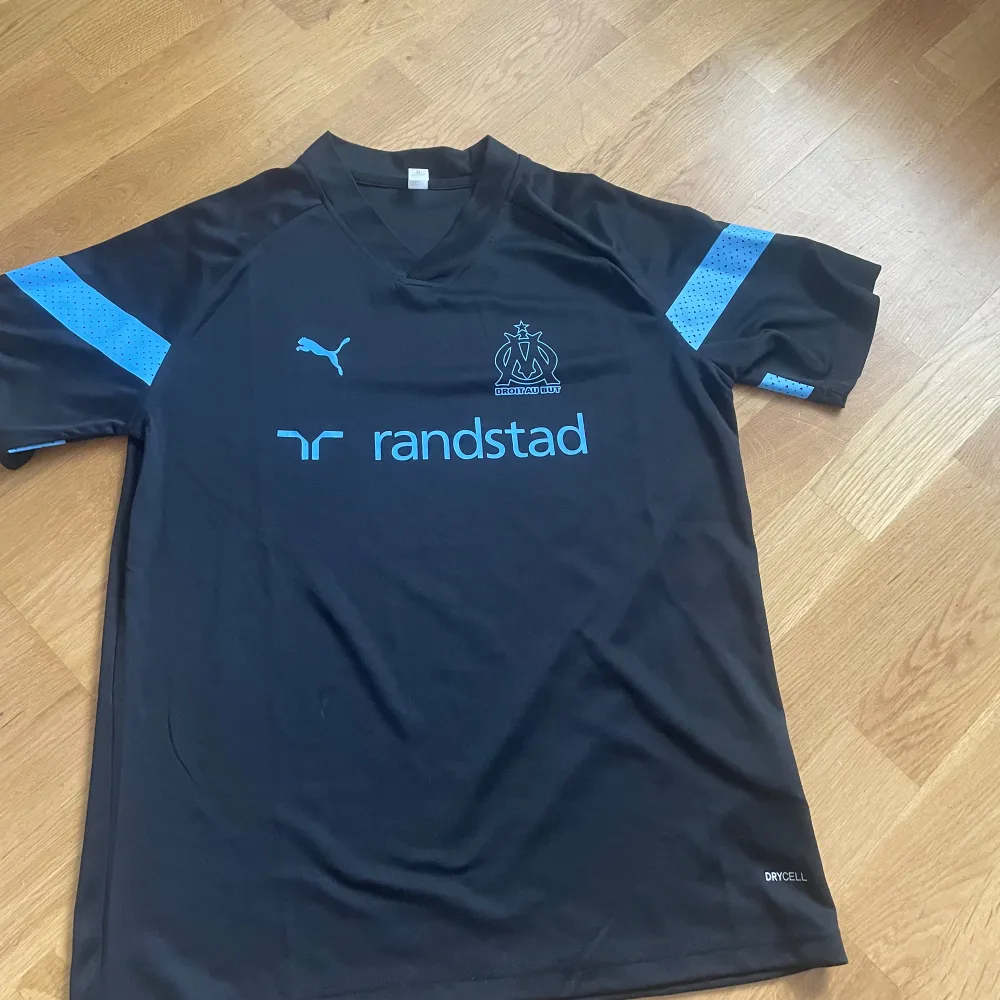 Fotbollströja helt ny oanvänd storlek S passar M också . T-shirts.