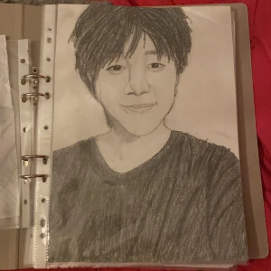 Jimin teckning?  - Ritad av mig och därför har jag skrivit mitt namn, tänder 180kr för den, snälla ha hänsyn för arbetet jag la ner på den och tiden, den har en tejp bit på ett hörn då den rådande gå sönder lite men inget som synt.  