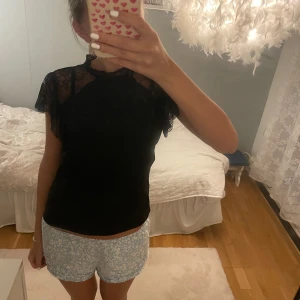 Jättefin blus!! - Så så fin blus från Only i storlek xxs och i superbra skick!!🥰💘💘