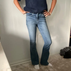 Blå bootcut jeans från Lois - Säljer ett par snygga blå bootcut jeans från Lois. De är endast använda två gånger då dem tyvärr är lite korta på mig som är 174 cm💞 nypris 1600:-, säljer för 980🌸