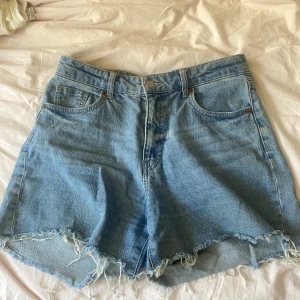 Jeans shorts - Lite längre shorts, köpa för några år sen men inte använt så mycket