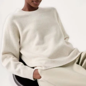 Stickad tröja💕 - Säljer denna trendiga ull stickade tröjan fårn uniqlo då den inte kommer till användning längre. Färgen är vit och den är jätteskön och bra material. Nypris 500kr. Pris diskuterbart och kontakta för fler bilder💕