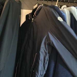 Moncler barn windbraker strl 14 - Köptes i höstas så den är i väldigt bra skick 