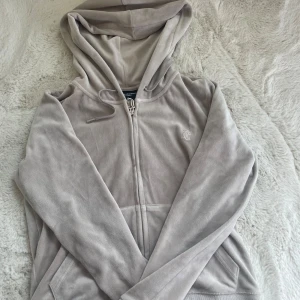 Juicy couture tröja  - Juicy couture tröja i färgen tupe (beige), super fint skick, endast använd ett par gånger. Jätte mysig och varm. Originalpris: 1 040 men säljer för 850 (kan tänka mig att gå ner i pris vid snabb affär) 🤍🤍 storlek M men passar även S/XS 