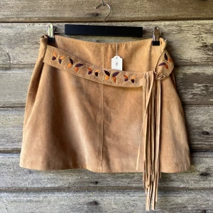 Kjol - Superfin mockakjol men för stor för mig tyvärr. Märkt 38 men uppskattas till ca 42, se sista bilden hur den är på mig som brukar ha 38. Midja ca 85 cm, längd 38 cm.